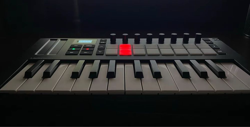Миди клавиатура Novation launchkey mini 25 mk4