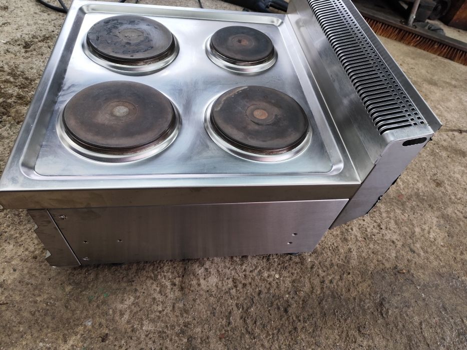 Професионална печка с котлони