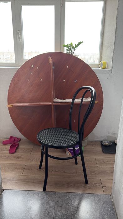 Стол круглый, не разборный.