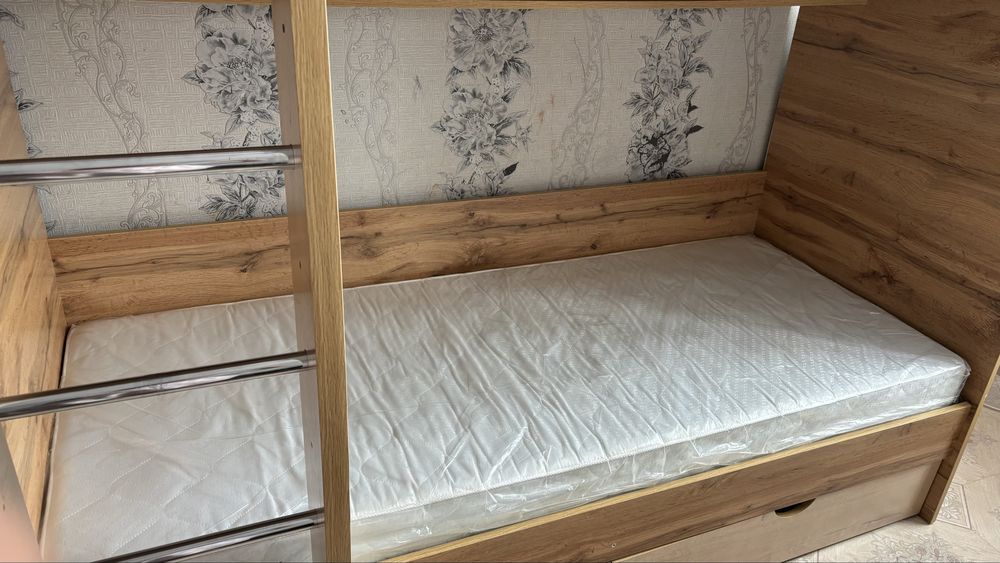 Кровать двухьярусная