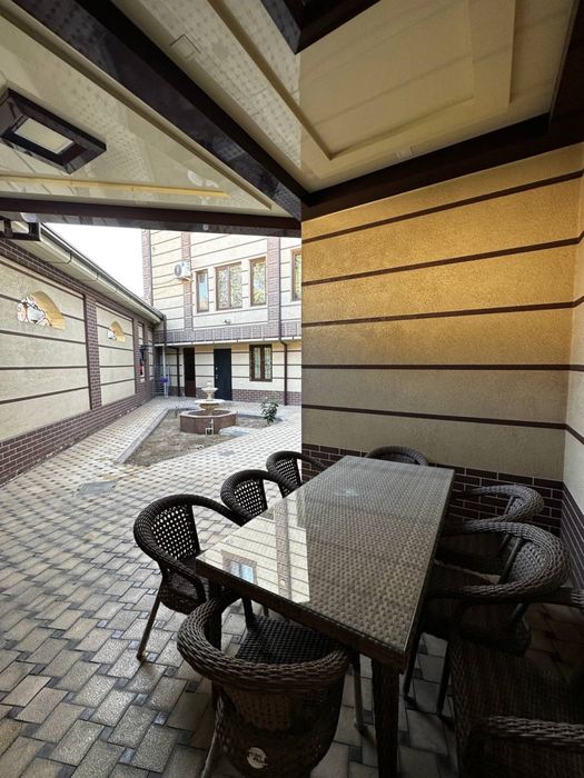 3-қаватли кирпичдан қилинган уй мебел ва техникалар билан сотилади.