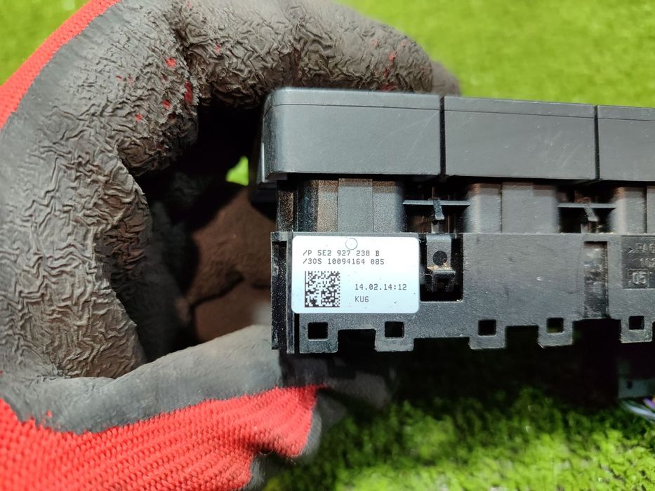 PANOU BUTOANE BLOCARE USI SKODA OCTAVIA 3 SEDAN 1.6 DIESEL 2015 COD OEM 5E2927238B / 2013-2016