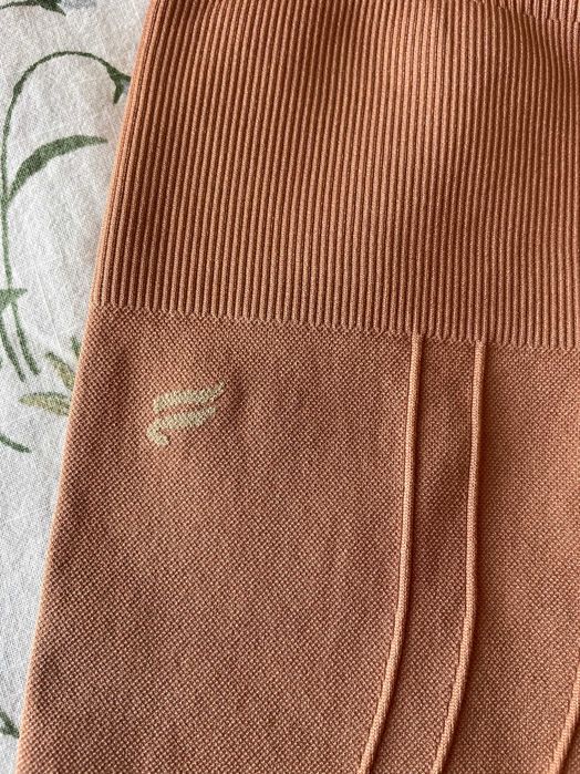 Два броя бежови-телесни клинове на Fabletics
