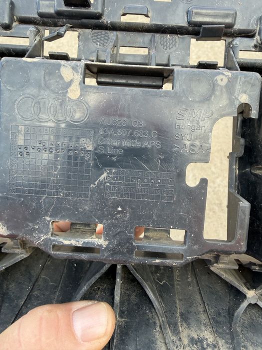 Grila bara fata Audi Q3