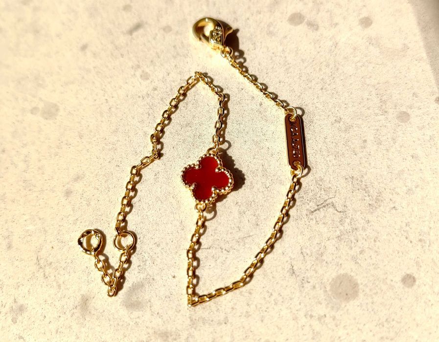 Гривна с малка червена детелина Van Cleef & Arpels VCA Sweet Alhambra