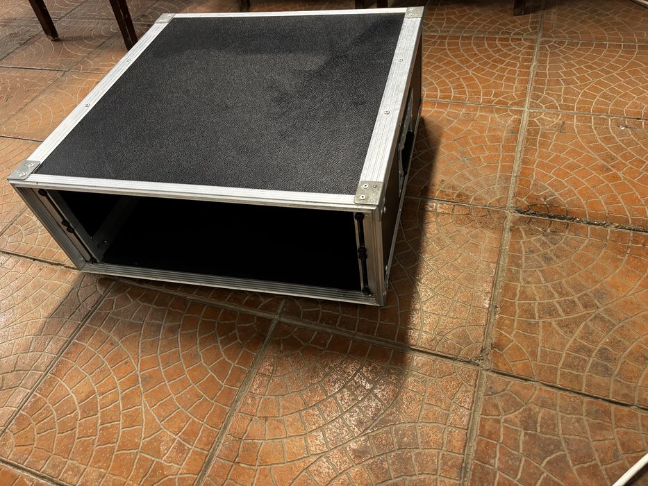 Vand Case pentru amplficator cu tot cu Prelungitor !!