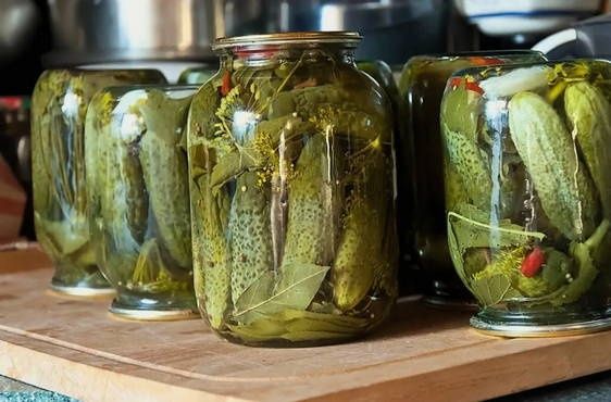 Солёные огурцы и помидоры.