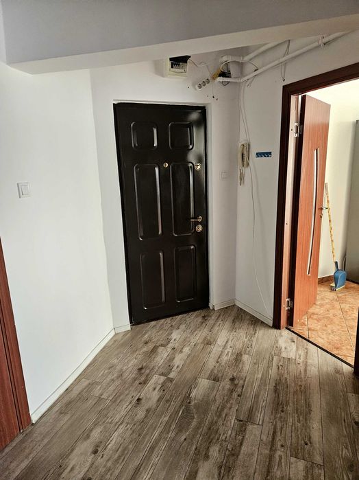 Închiriez apartament cu 2 camere decomandat in zona P-ța Măraști.