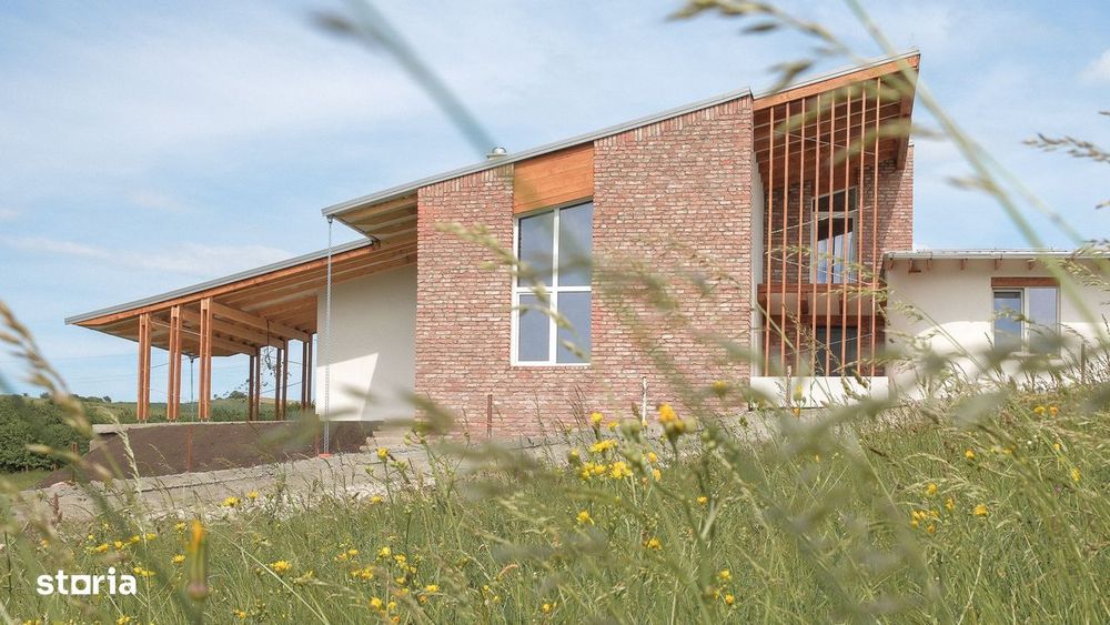 Casa semifinisata, cu totul diferita, in varf de deal, de vanzare