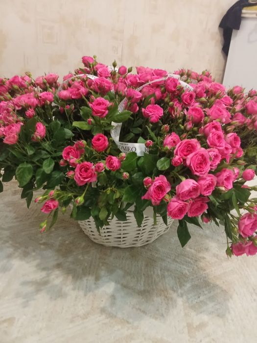 Кустовые розы в корзине