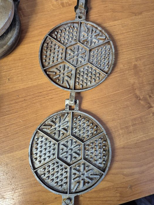 Орешницы, вафельницы, формы для леденцов.