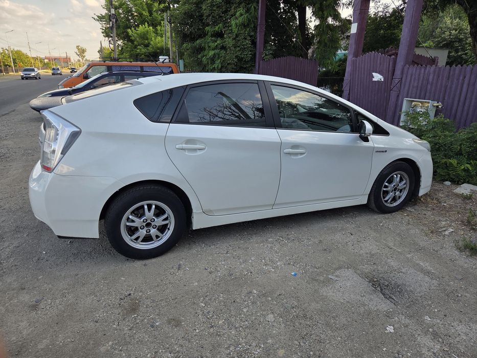 Toyota prius benzină-hybrid