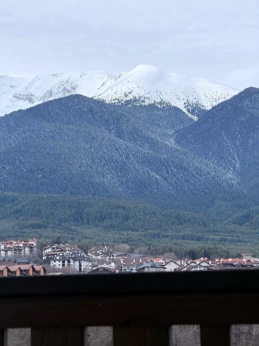 Стилен тристаен апартамент с панорамна гледка в Банско