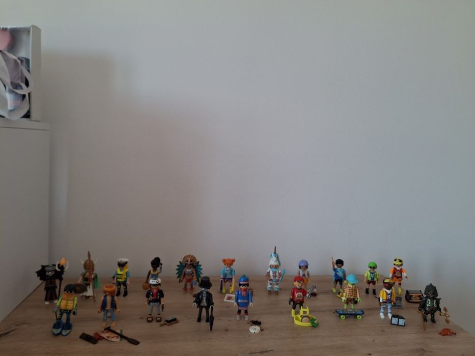 Vand lot cu 20 figurine Playmobil seria 25