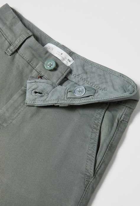 Продавам едноцветни чино бермуди на фирмата Зара