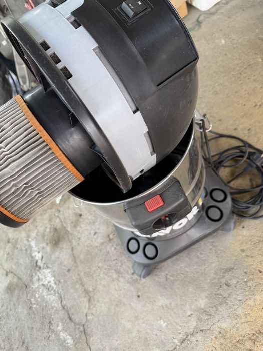 Пылесос , высасывает воду