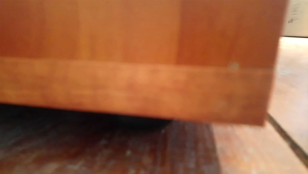 Два броя шкафове със стъклени врати