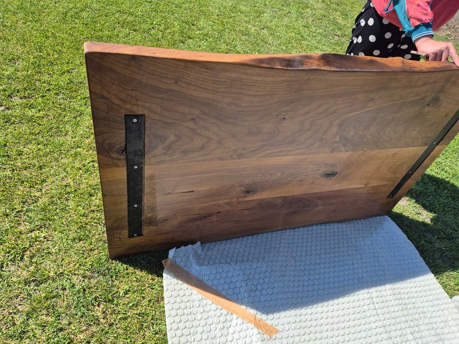 Трапезна маса от масивно дърво