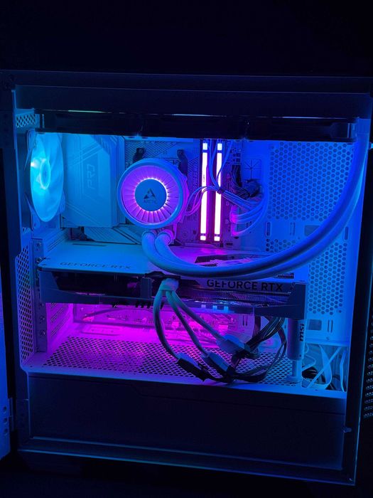 БРУТАЛЕН Гейминг Компютър | RTX 5070TI | RYZEN 7-9800X3D