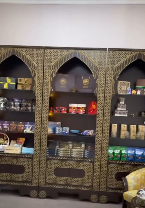 Продаются Шкаф витрина