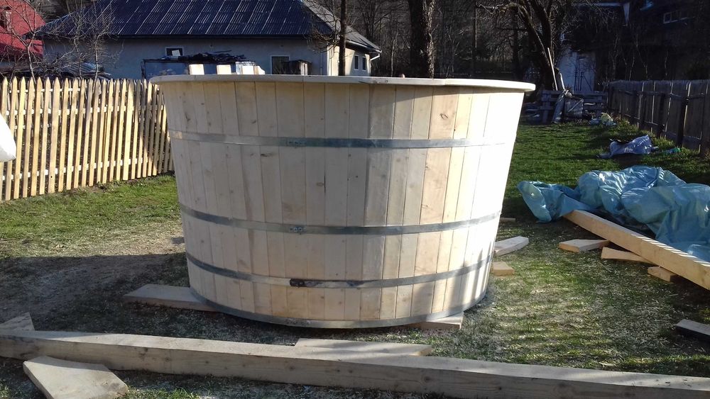 Ciubar/piscina din lemn