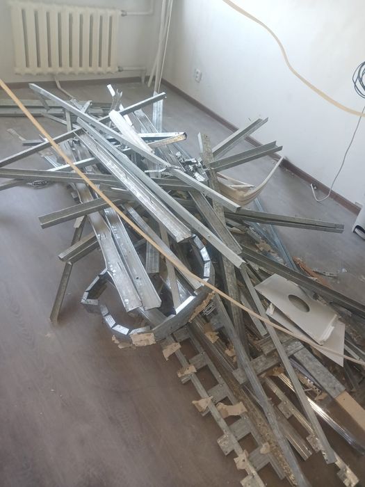 Отдам бесплатно металлический профиль.