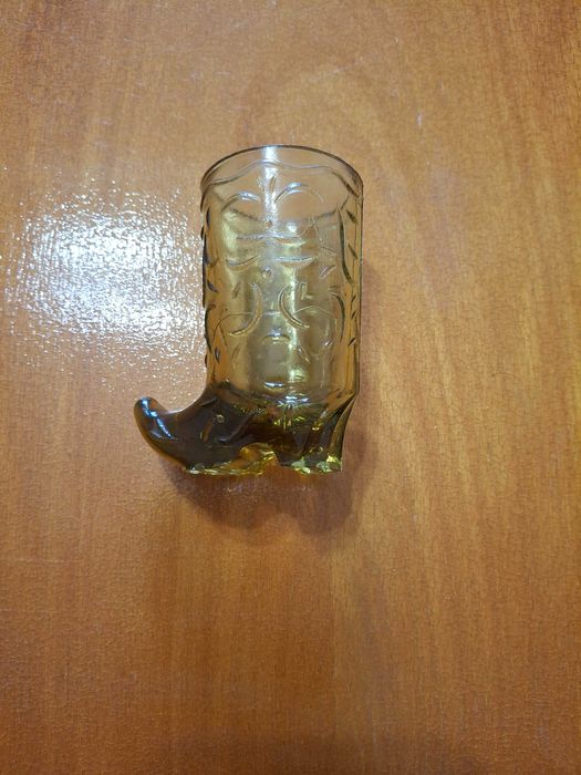 Продам хрустальные жёлтые рюмки