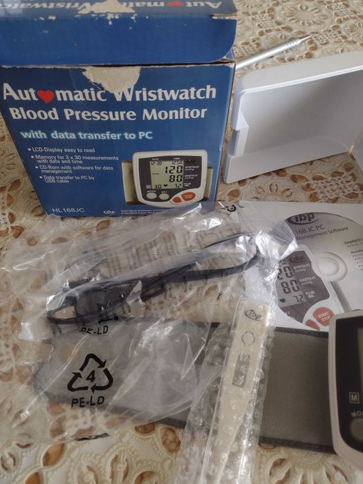 Апарат за измерване на кръвно налягане пулса и температура