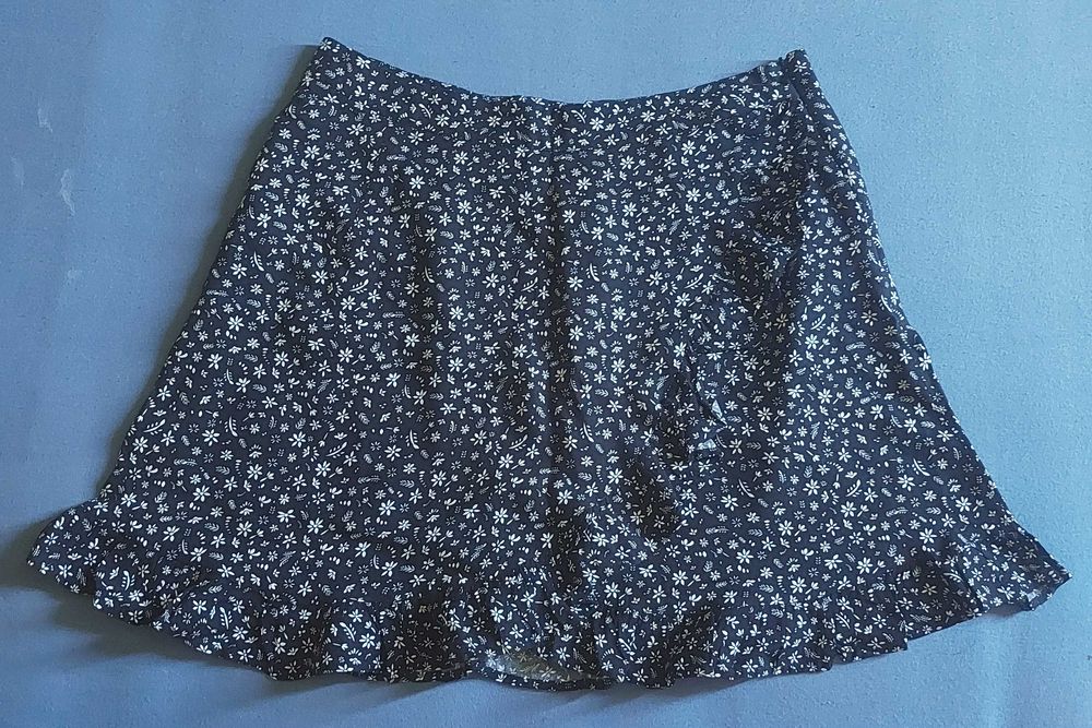 Дамска къса пола с флорални мотиви