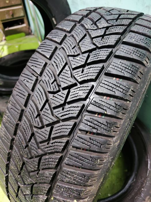 2 бр зимни 205/60/16 Dunlop