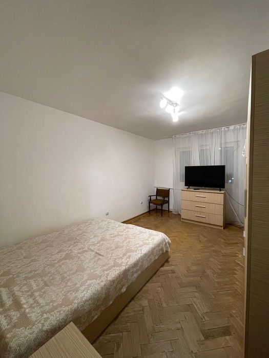 Apartament 3 camere, etaj 2/4 situat central la 250m lacul Padurice