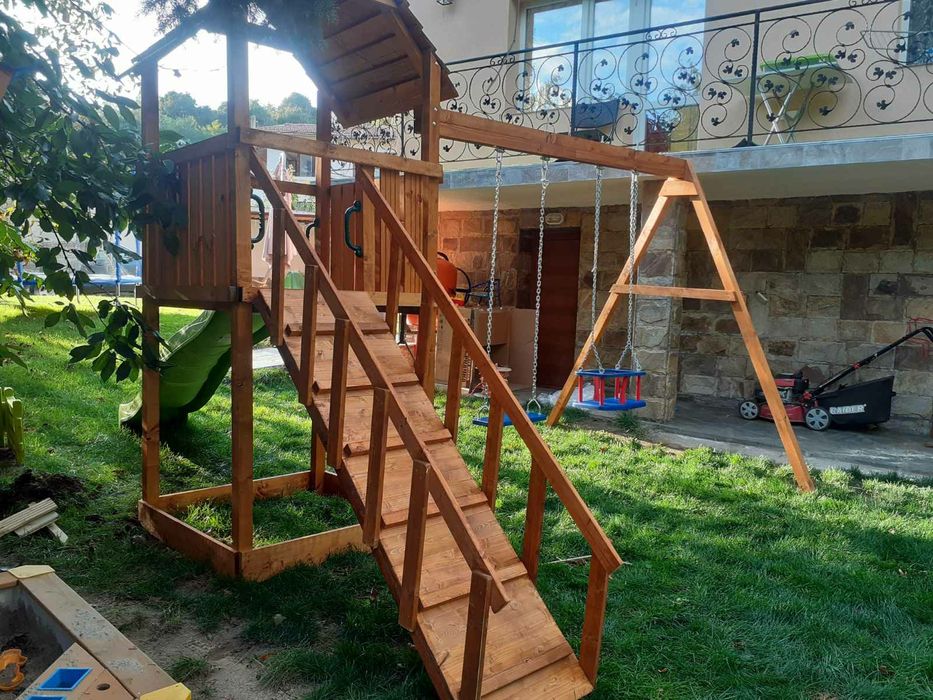 дървена детска площадка с пързалка и люлки, катерушка