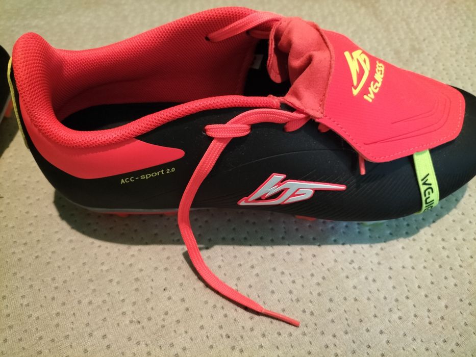 Vând urgent ghete fotbal