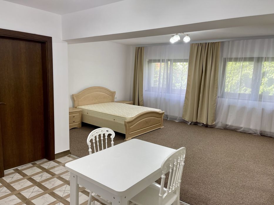 Inchirez apartamente / garsoniere cu parcare privata in Caransebeș