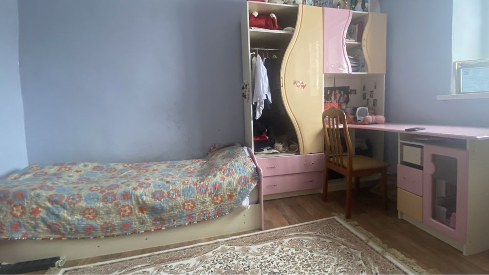 Срочно продается детский гарнитур для девочки (шкаф,стол,кровать)