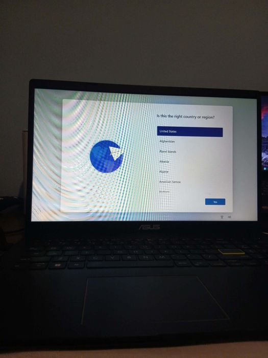 Laptop Asus complet funcțional.