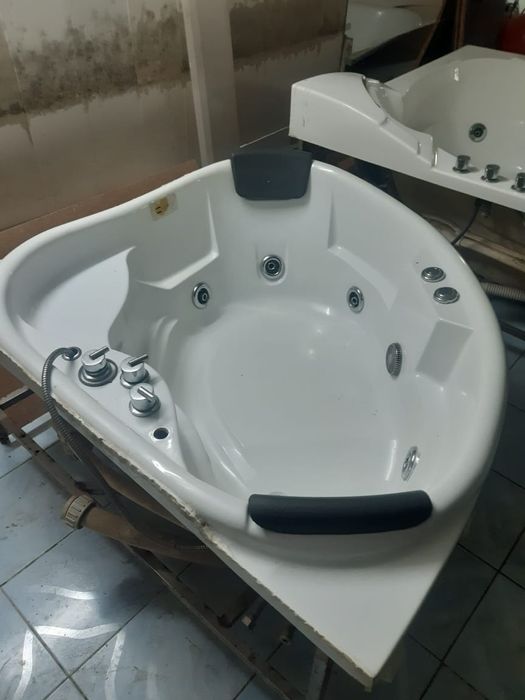 Продам угловые джакузи