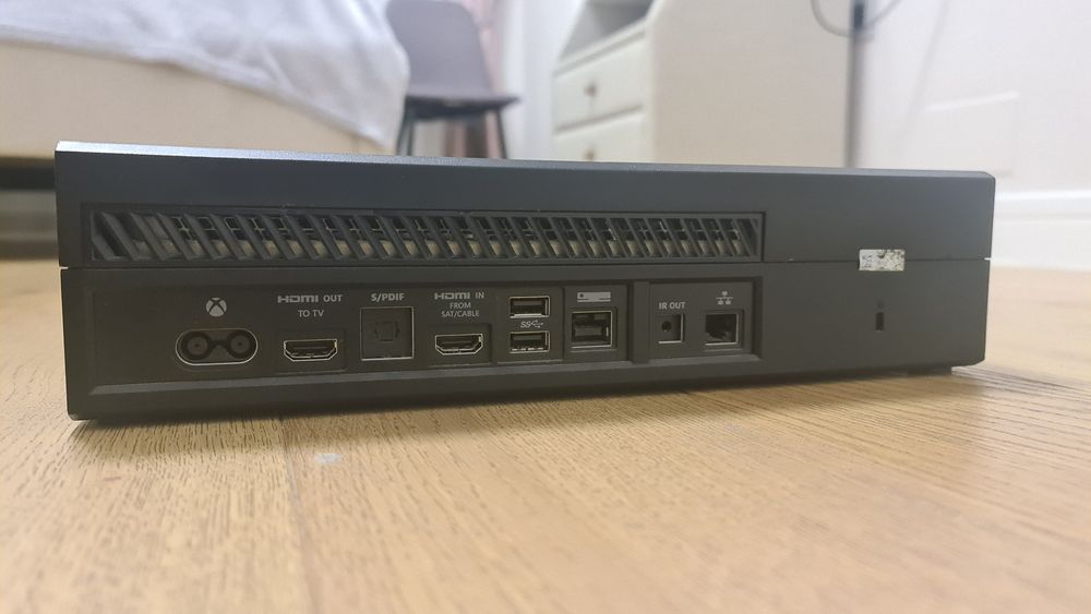 Vând Xbox one 500 Gb