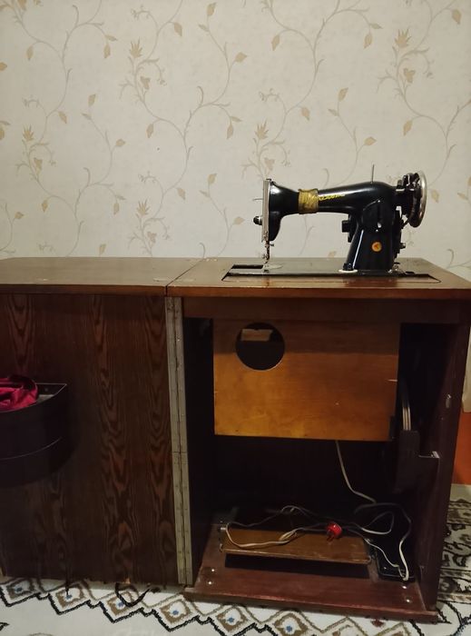Швейная машинка со столом