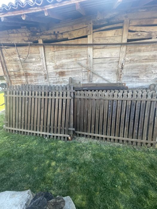 Дървена ограда , лакирана