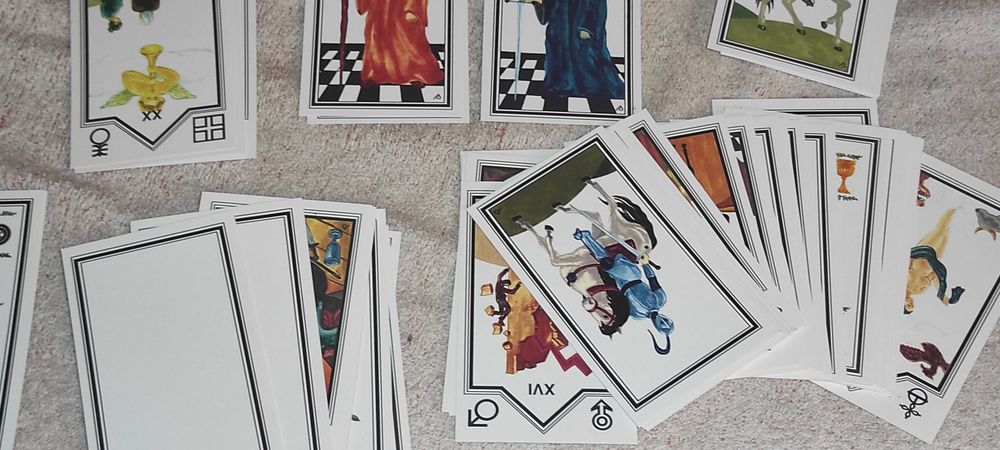 pachet de tarot românesc ilustrat de artistul Dan Sacmari și editat de ARHETIP R.S.. 78 carti pret 150 ron