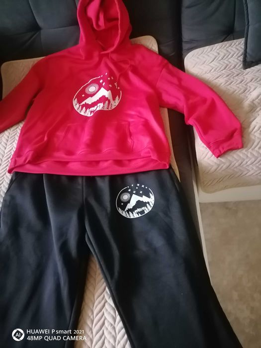 Продаю спортивный костюм.