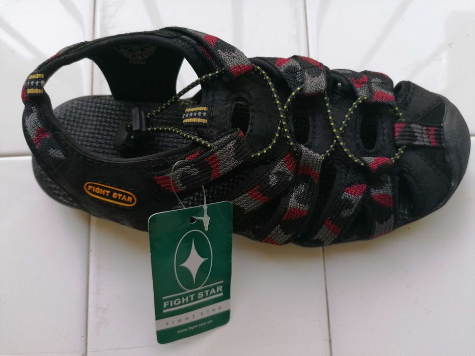 Продавам леки дишащи сандали с протектор отпред за предпазване от у