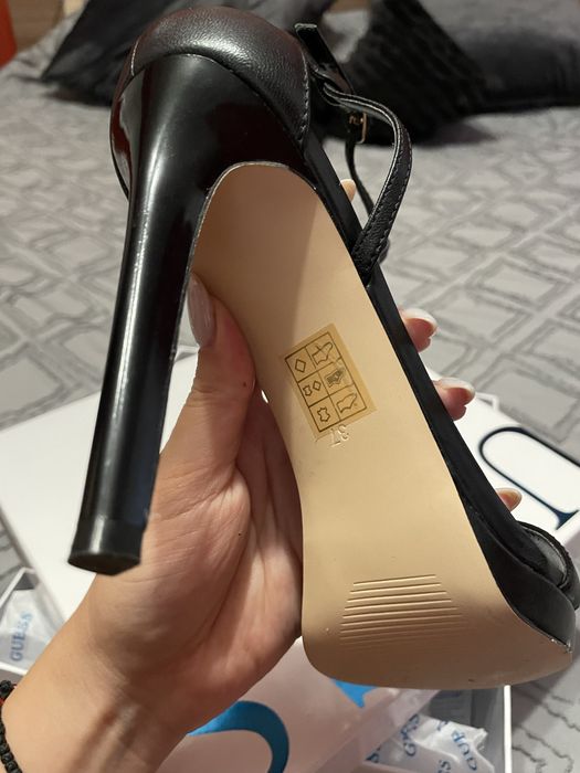 Сандали Guess