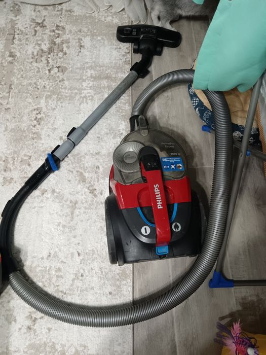 Продам на запчасти пылесос