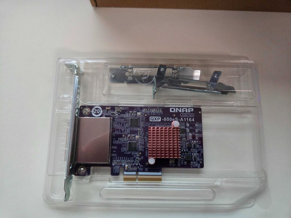 QNAP QXP-800eS-A1164 – nouă, doar testată, cu 3 bracketuri