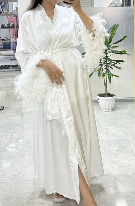 Продам белый халат с перьями для утра невесты