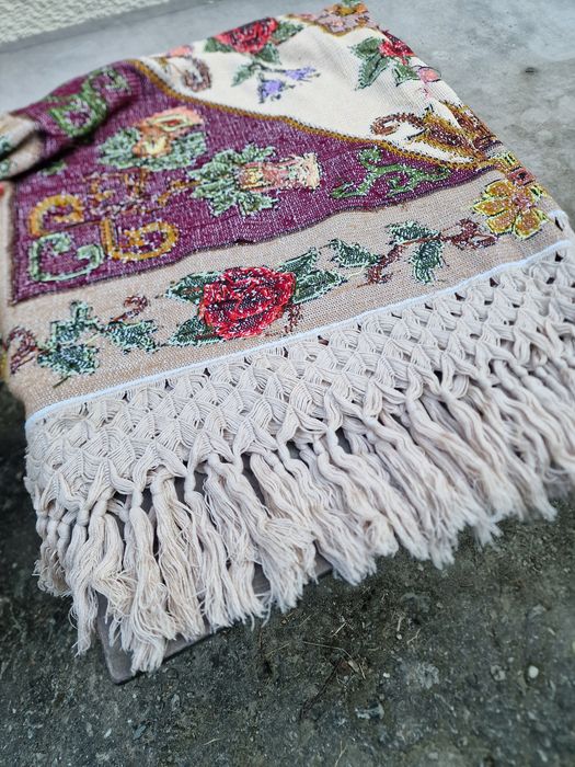 Vand fete masa cusute manual în chelin