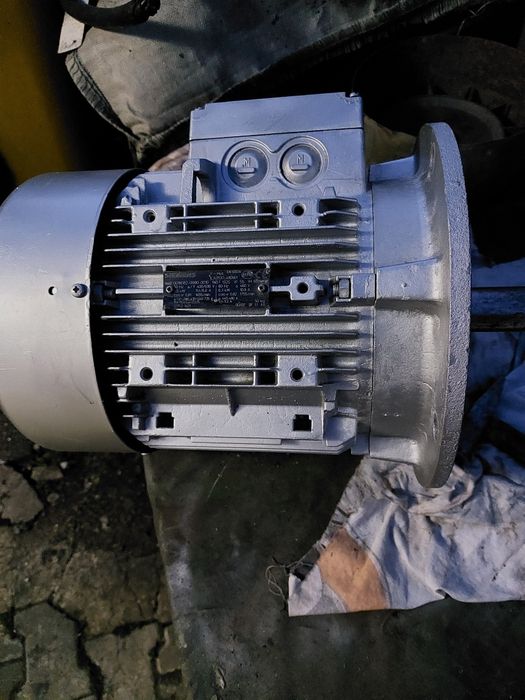 Vând motoare electrice