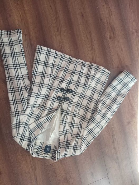 Дамско сако в бял цвят